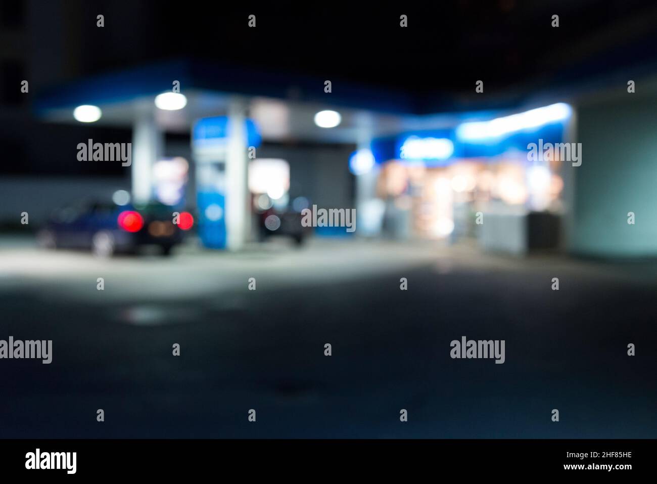 Tankstelle, außer Fokus, tanken, Nachtaufnahme Stockfoto