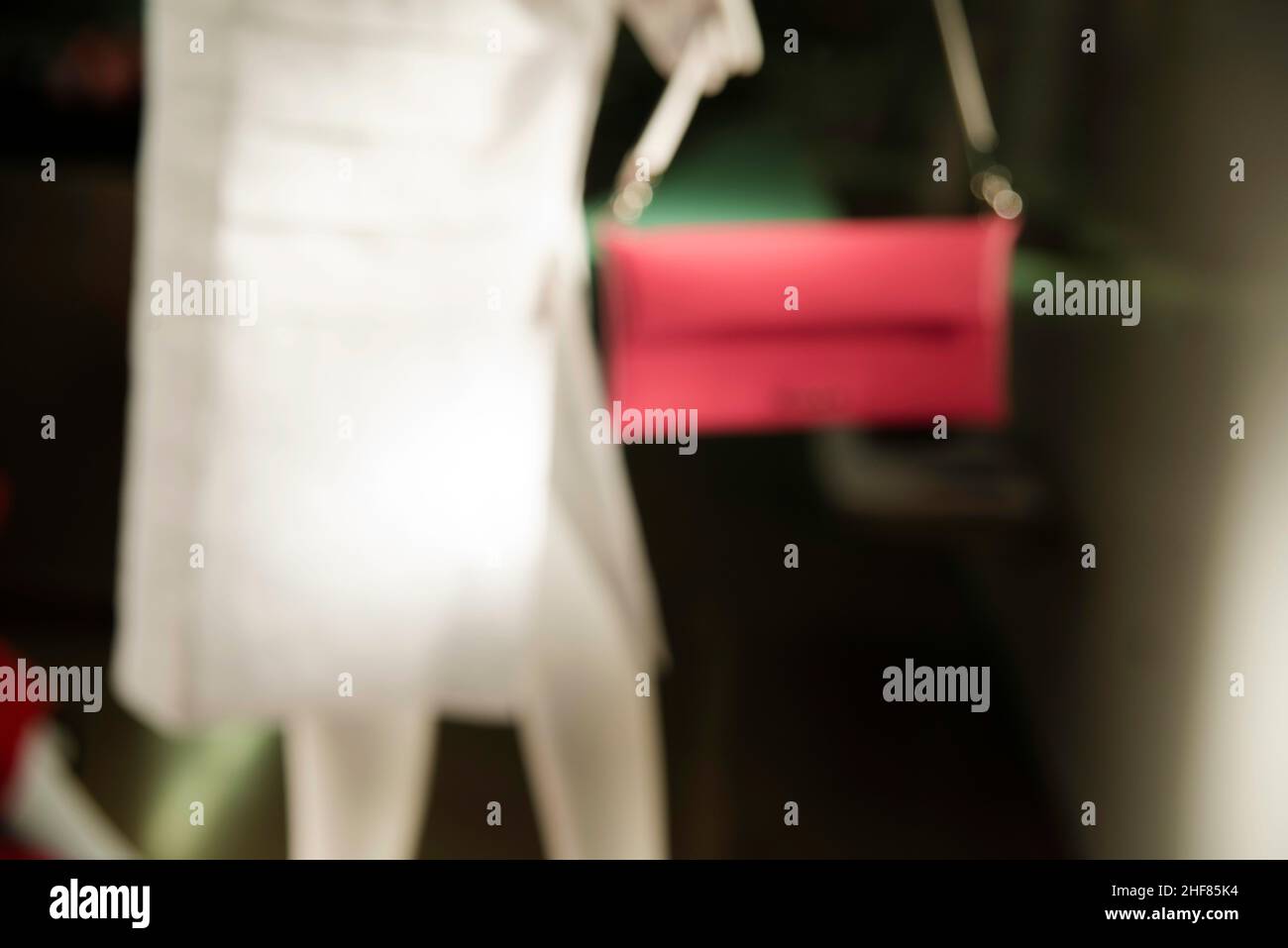 Rote Tasche, Schaufenster, Spiegelung, Unschärfe, Schaufensterpuppe Stockfoto
