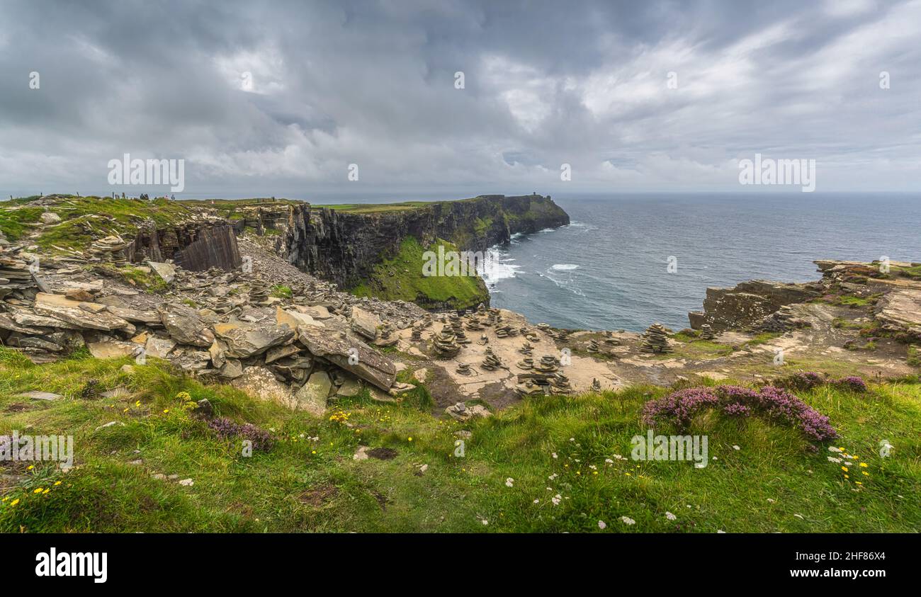 Panorama mit Felsausgleich oder Steinstapelung am Rande der berühmten Cliffs of Moher, beliebte Touristenattraktion, Wild Atlantic Way, Clare, Irland Stockfoto