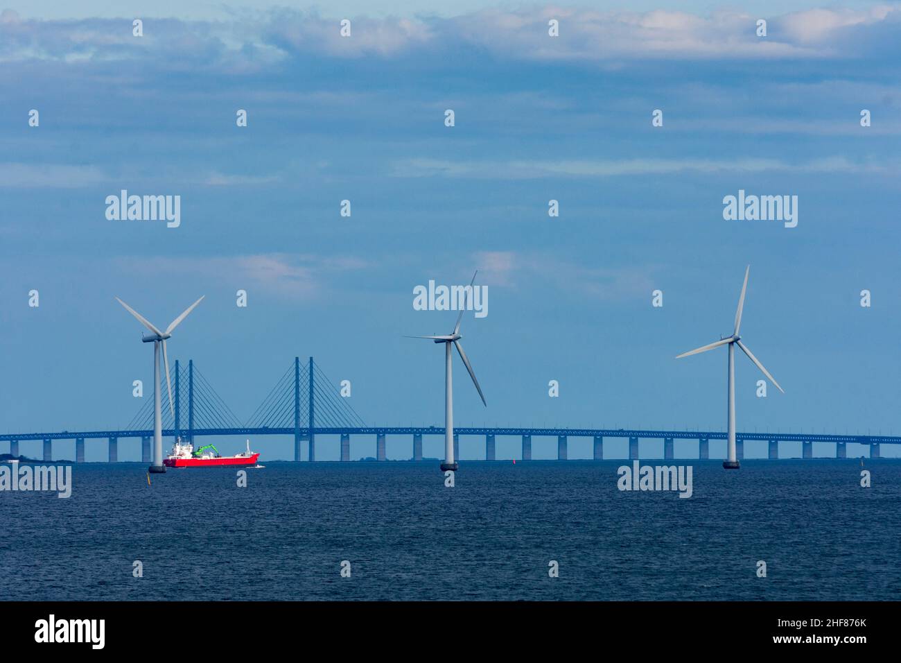 Kopenhagen, Koebenhavn, Öresund oder Oeresund Bridge, Windturbinen, Schiffe in Seeland, Sjaelland, Dänemark Stockfoto