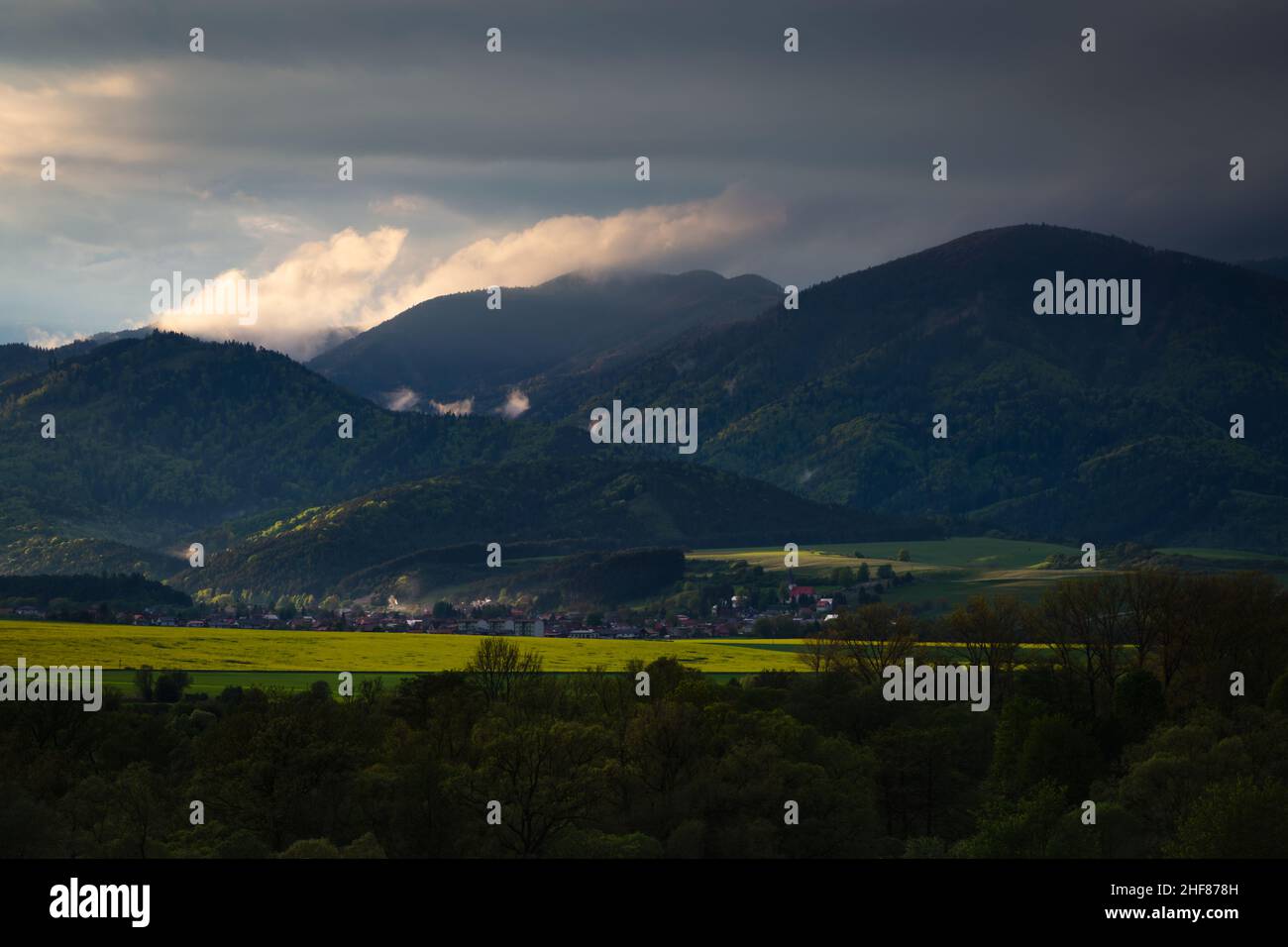 Dramatisches Licht über den Bergen bei Valca Village, Slowakei. Stockfoto