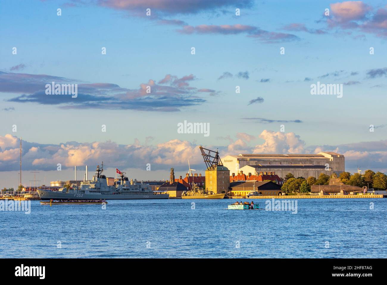 Kopenhagen, Koebenhavn, Naval Station Holmen (Flabestation Holmen) in Fladens Leje, Kriegsschiff HDMS Peder Skram (F352) in Seeland, Sjaelland, Dänemark Stockfoto