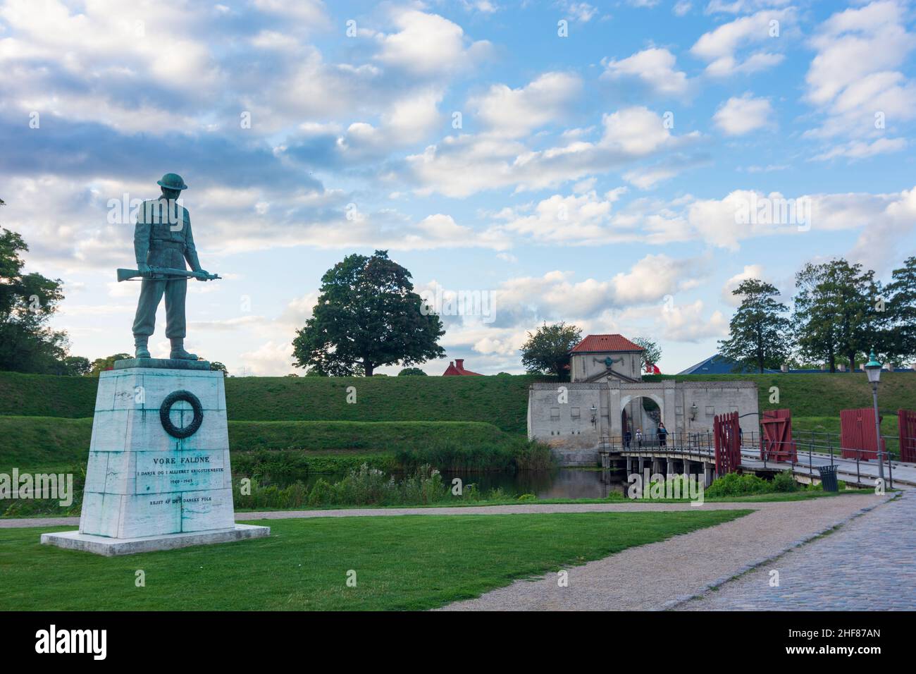 Kopenhagen, Koebenhavn, Vore faldne (Our Fallen) Denkmal, von Sven Linhart; errichtet in Erinnerung an jene Dänen, die ihr Leben als Freiwillige im Dienste der Alliierten des Zweiten Weltkriegs gaben Lage, im churchill Park, gleich außerhalb des königlichen Tores der Zitadelle in Zealand, Sjaelland, Dänemark Stockfoto