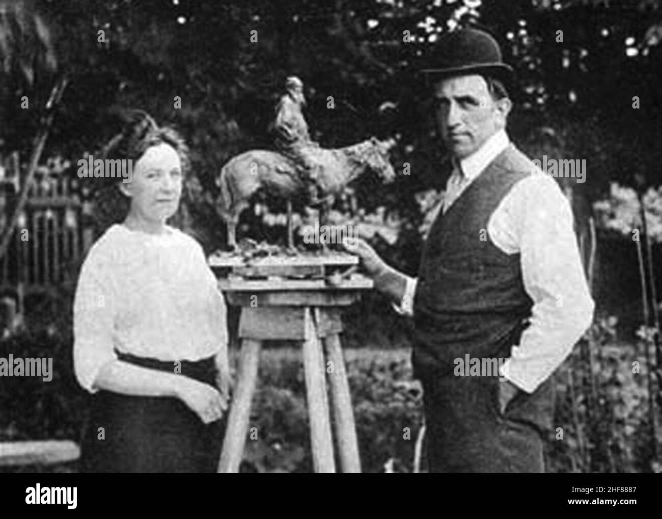 Bildhauer Paul Troubetzkoy mit seiner Frau. Modelliert die Figur von Leo Tolstoi auf einem Pferd. 1899. (Fotofragment). Stockfoto