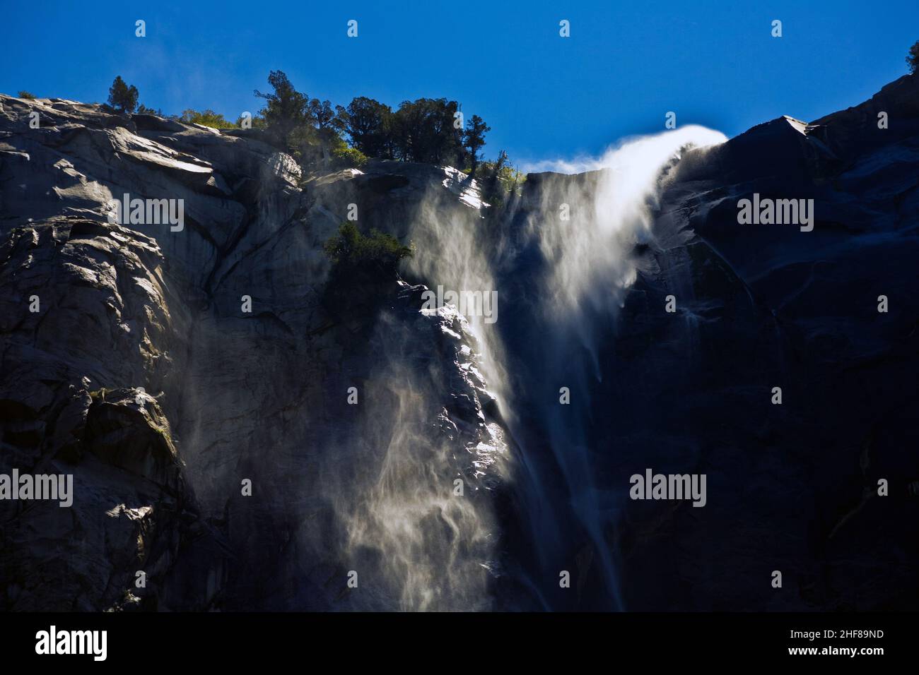 Wasserfall-Brautschleier im yosemite-Nationalpark mit beleuchteten Wasser im Hintergrund Stockfoto