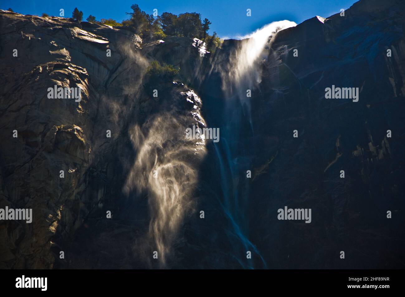 Wasserfall-Brautschleier im yosemite-Nationalpark mit beleuchteten Wasser im Hintergrund Stockfoto