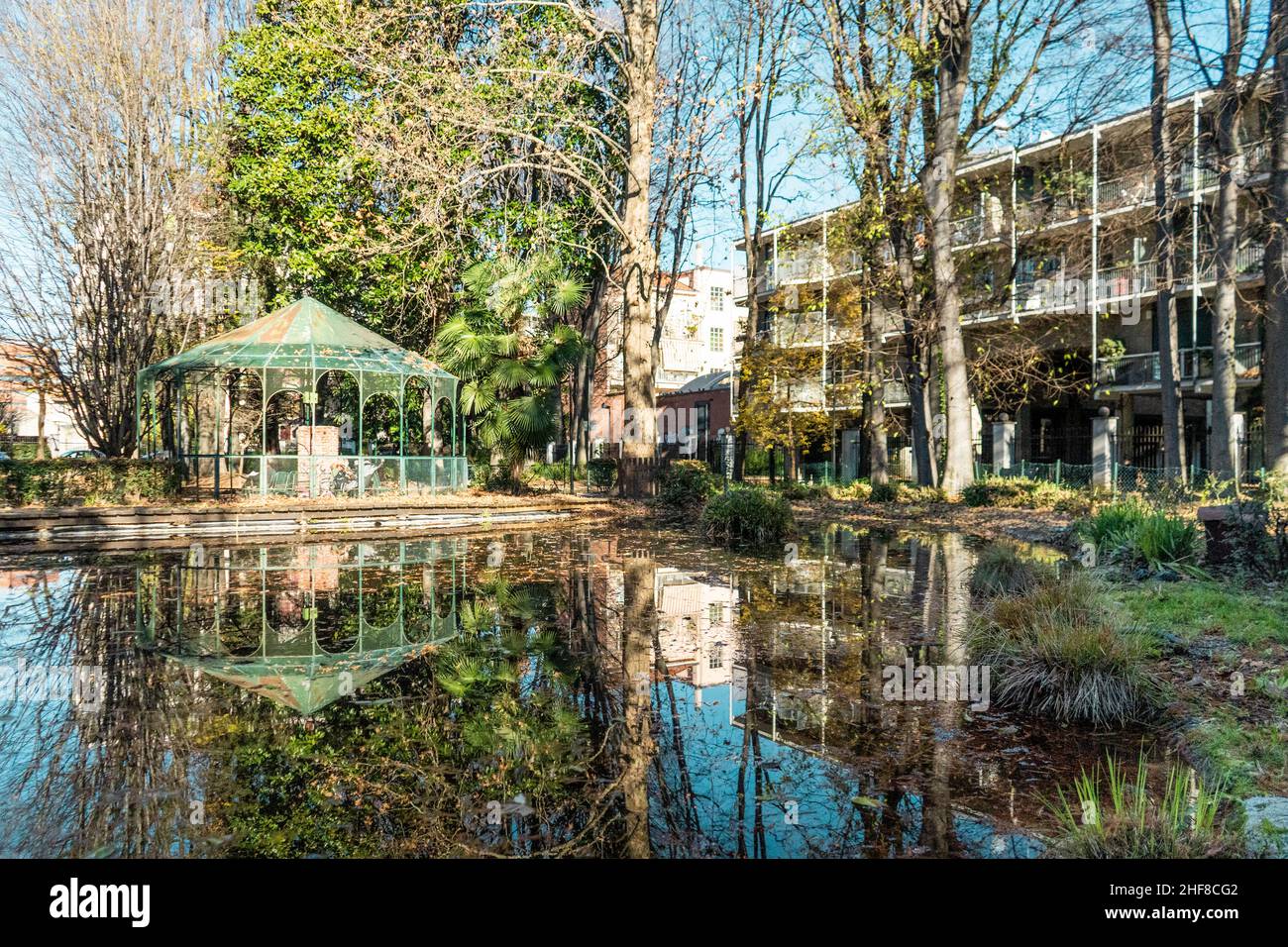 Der Gemeinschaftsgarten und Lehrpark der Villa Mylius von Willer, mit Teich und Pagode, in Sesto San Giovanni, Gemeinde Mailand, Italien Stockfoto