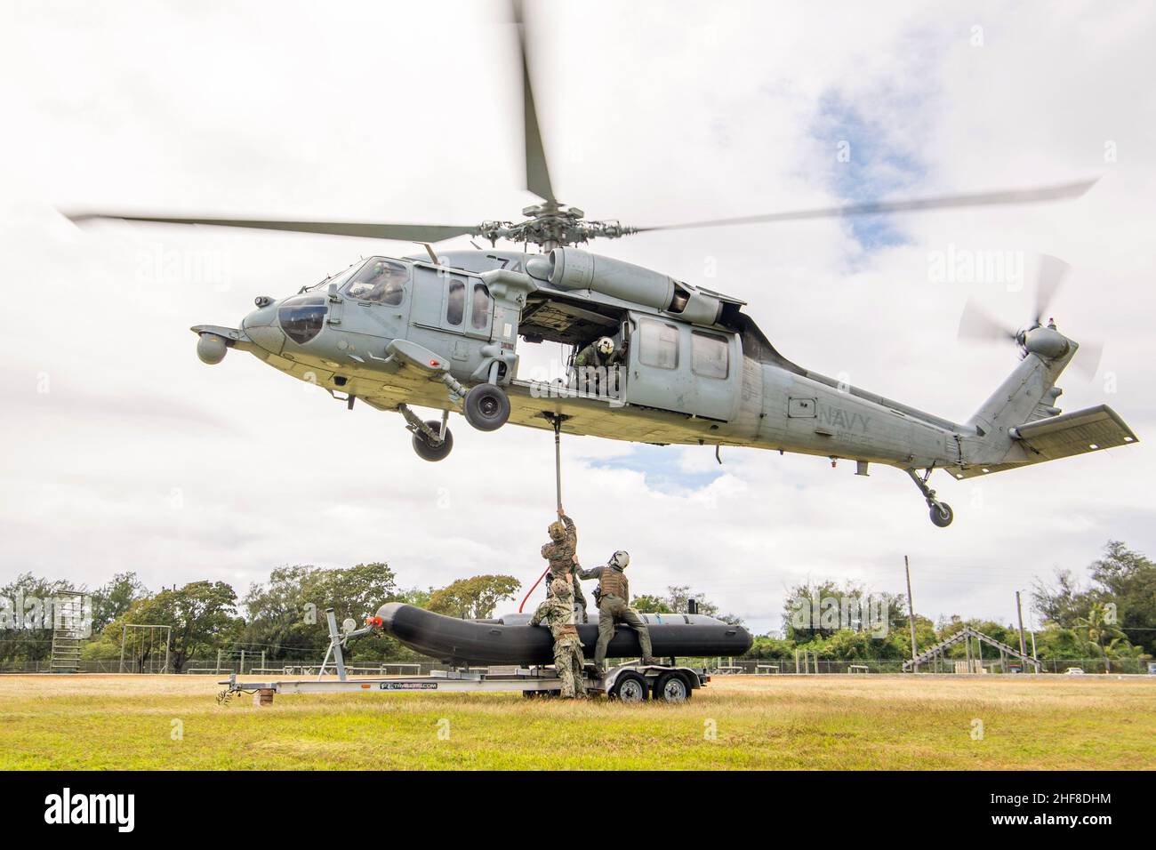 Usa. 11th Januar 2022. Matrosen, die den Black Jacks of Helicopter Sea Combat Squadron (HSC) 21 zugeordnet sind, die an das Littoral Combat Ship USS Charleston (LCS 18) angeschlossen sind, führen Trainingsübungen mit Matrosen und Marines durch, die dem Kommandanten, Task Group 75,1, mit einem Mk 18 Mod 2 Kingfish Unmanned Underwater Vehicle, zugewiesen wurden. Charleston, Teil von Destroyer Squadron (DESRON) 7, ist im US-amerikanischen Flottenbereich 7th im Rotationseinsatz, um die Interoperabilität mit Partnern zu verbessern und als reaktionsbereites Team zur Unterstützung einer freien und offenen Region im Indo-Pazifik-Raum zu fungieren. (Bild: © Ryan Stockfoto