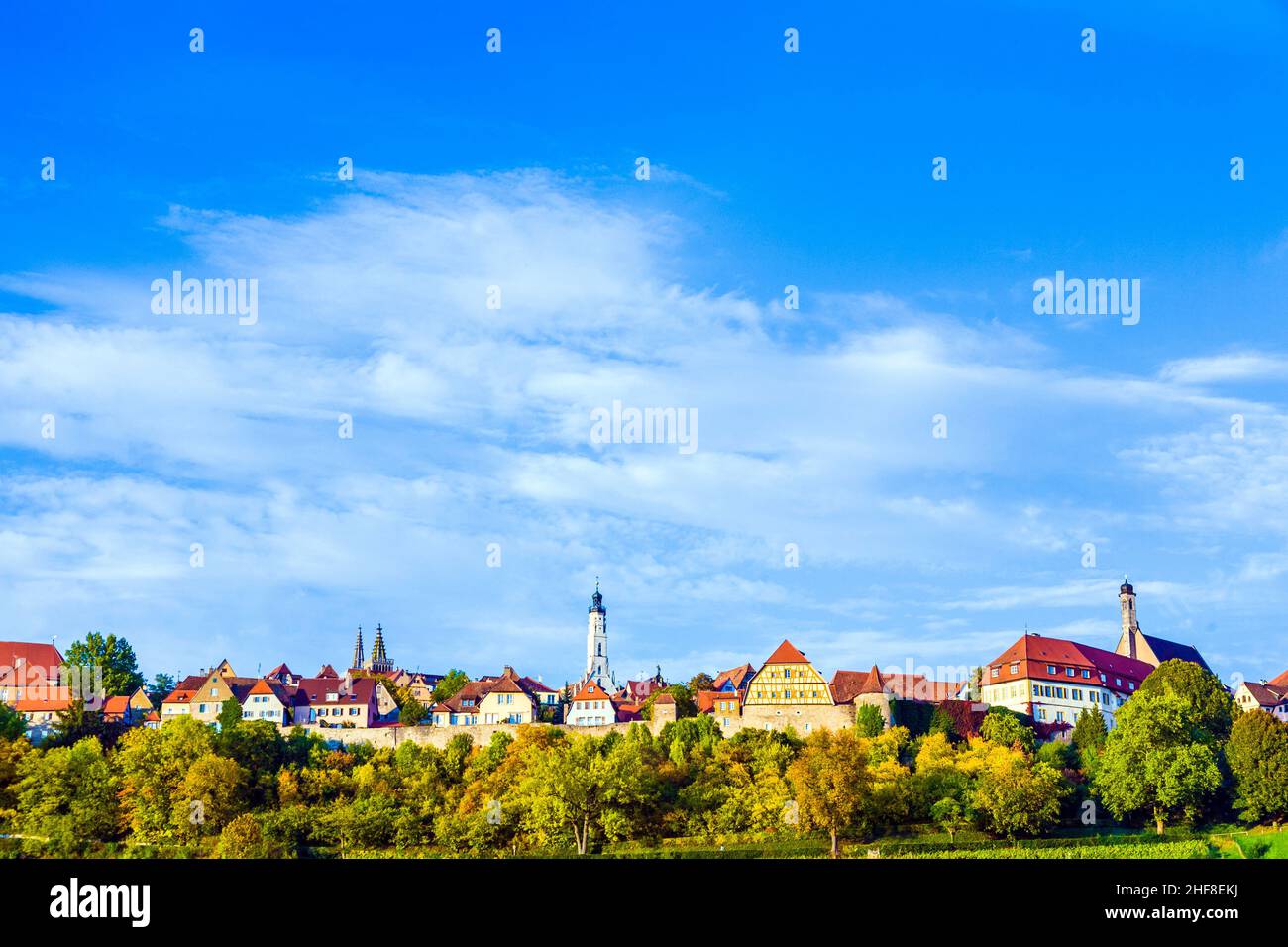 Rothenburg ob der Tauber, alte berühmte Stadt aus dem Mittelalter, vom romantischen Tal der Tauber aus gesehen Stockfoto