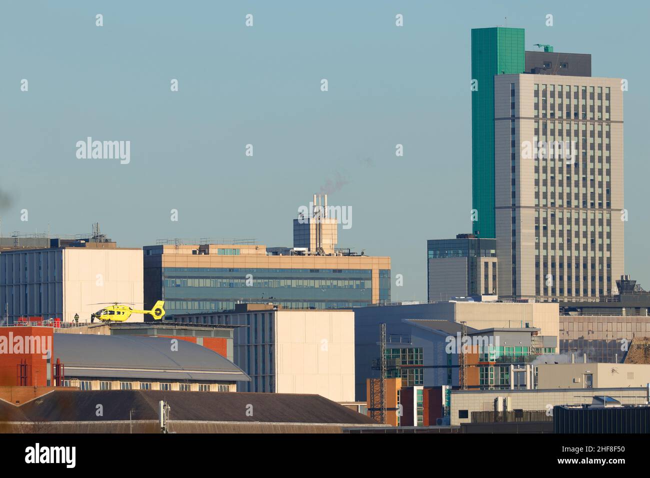 Yorkshire Air Ambulance auf dem Hubschrauberlandeplatz des Leeds General Infirmary Hospital Stockfoto