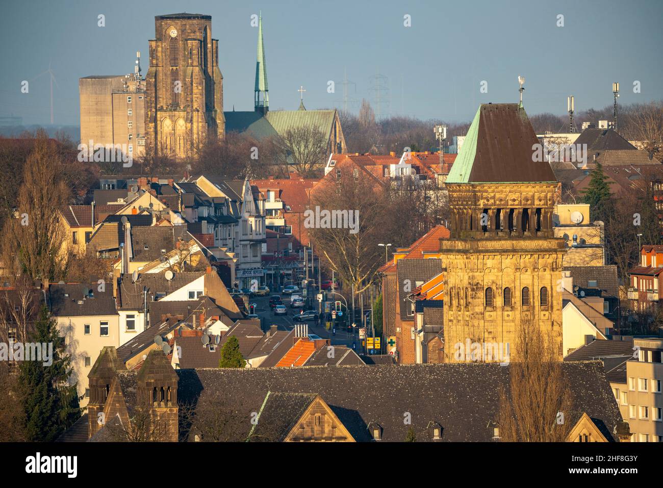 Blick über Gelsenkirchen, Richtung Norden, Bezirk Buer, Horster Straße, vor TUM der Ludgerus-Kirche, hinten Sankt Urbanus-Kirche, Deutschland Stockfoto