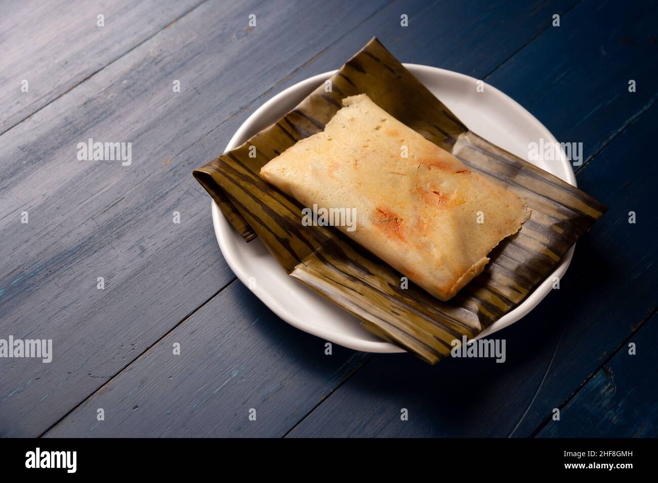 Prähispanische Gericht typisch für Mexiko und einige lateinamerikanische Länder. Maisteig in Bananenblätter gewickelt. Die Tamales werden gedämpft. Stockfoto