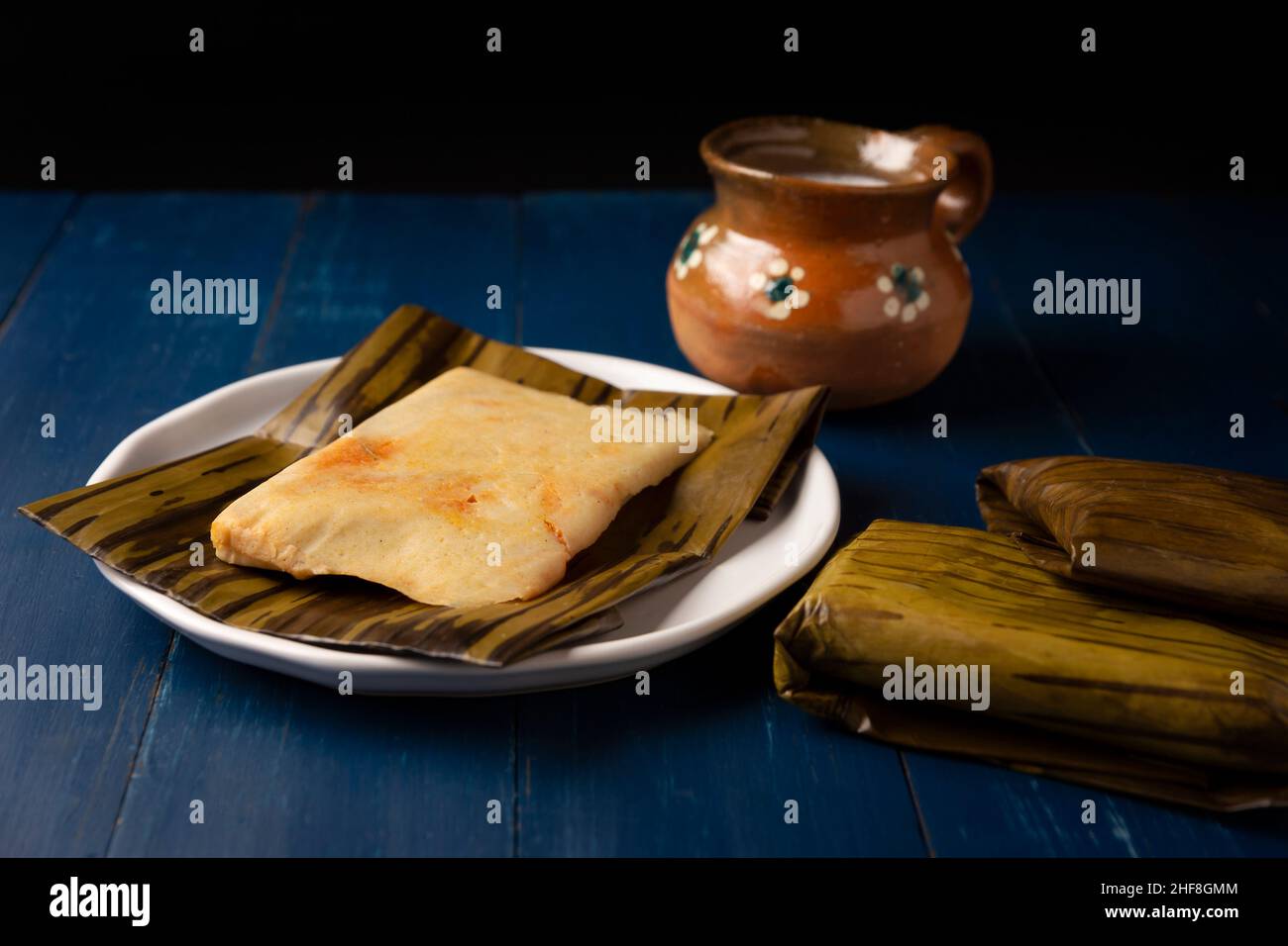 Prähispanische Gericht typisch für Mexiko und einige lateinamerikanische Länder. Maisteig in Bananenblätter gewickelt. Die Tamales werden gedämpft. Stockfoto