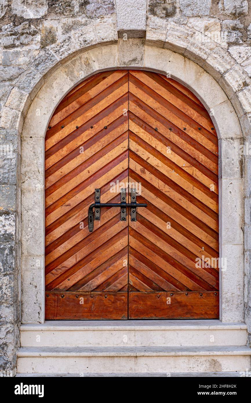 Farbenfroh verzierte hölzerne Kirchentür mit vielen komplizierten Details Stockfoto
