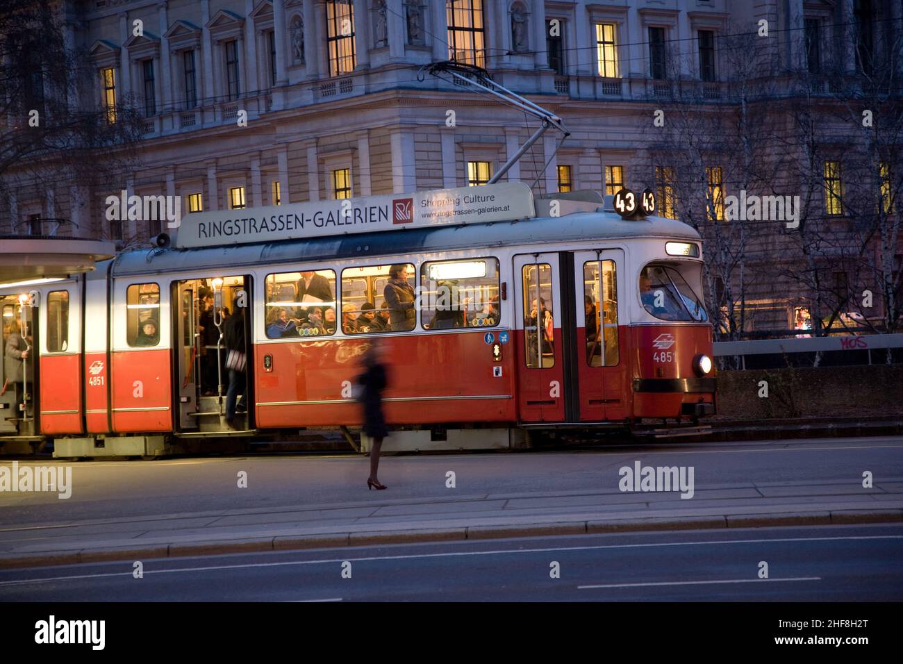 Berühmte Straßenbahn in wien bei Nacht Stockfoto