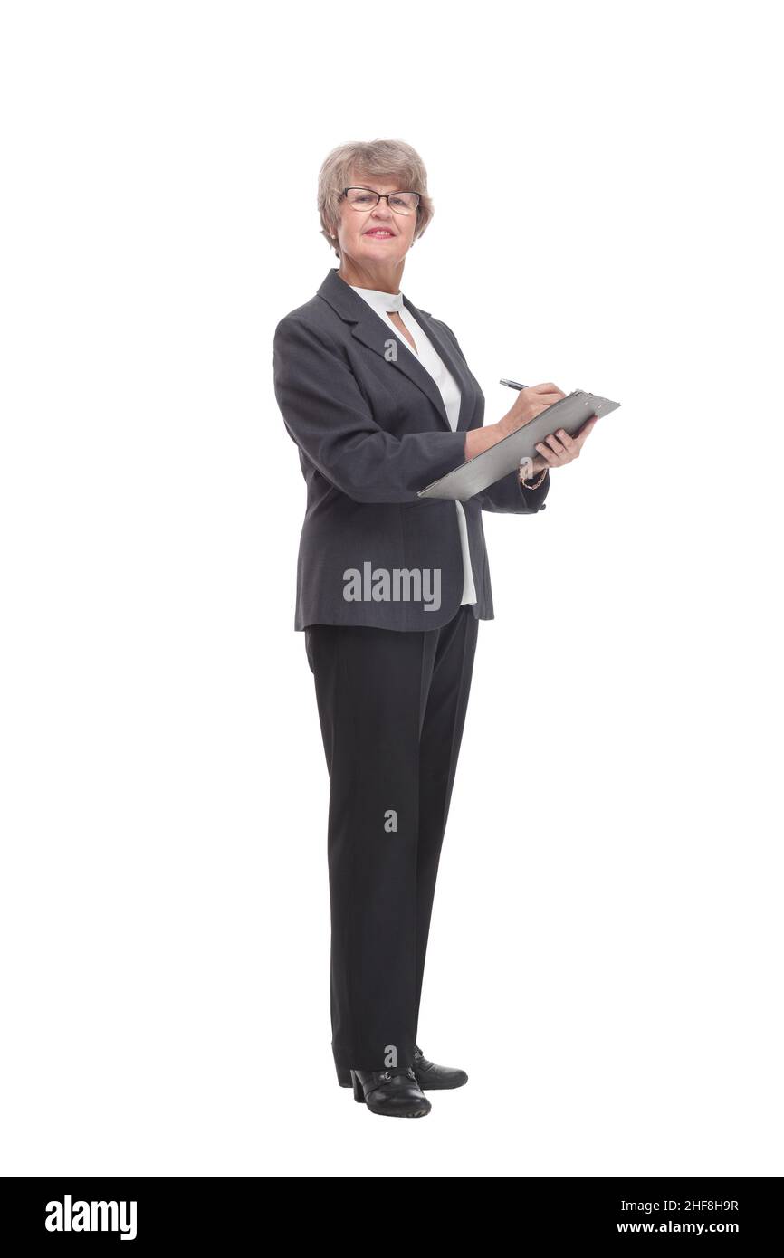 Seitenansicht der Senior stilvolle Geschäftsfrau schreiben auf Zwischenablage Stockfoto