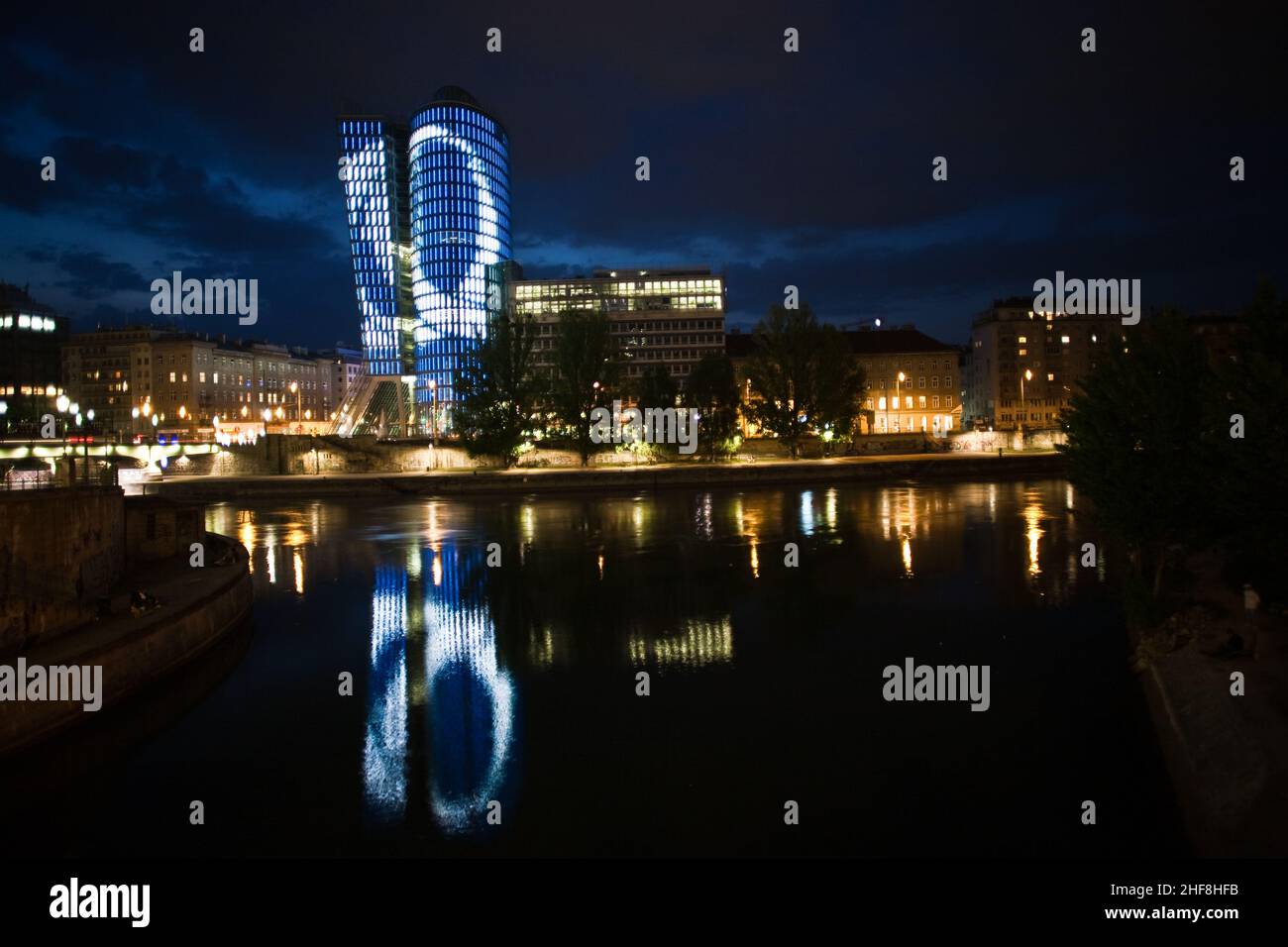 glasfront des UNIQA Turms in wien, beleuchtet mit verschiedenen Farben und Spezialeffekten bei Nacht, Wien Stockfoto