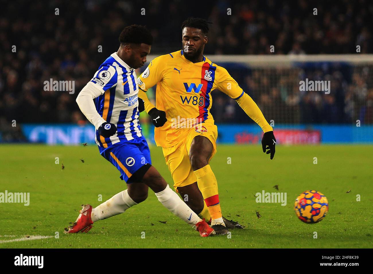 Brighton, Großbritannien. 14th Januar 2022. Jeffrey Schlupp vom Crystal Palace (R) wird von Tariq Lamptey aus Brighton und Hove Albion (L) angegangen. Premier League Spiel, Brighton & Hove Albion gegen Crystal Palace im Amex Stadium in Brighton am Freitag, 14th. Januar 2022. Dieses Bild darf nur für redaktionelle Zwecke verwendet werden. Nur zur redaktionellen Verwendung, Lizenz für kommerzielle Nutzung erforderlich. Keine Verwendung bei Wetten, Spielen oder Veröffentlichungen in einem Club/einer Liga/einem Spieler. PIC von Steffan Bowen/Andrew Orchard Sports Photography/Alamy Live News Credit: Andrew Orchard Sports Photography/Alamy Live News Stockfoto