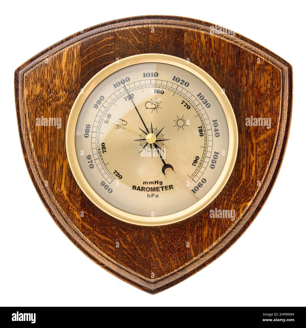 Vintage-Holzuhr mit Barometer und Thermometer im alten Marinestil auf weißem Hintergrund. Wanddekor für den Innenraum. Stockfoto