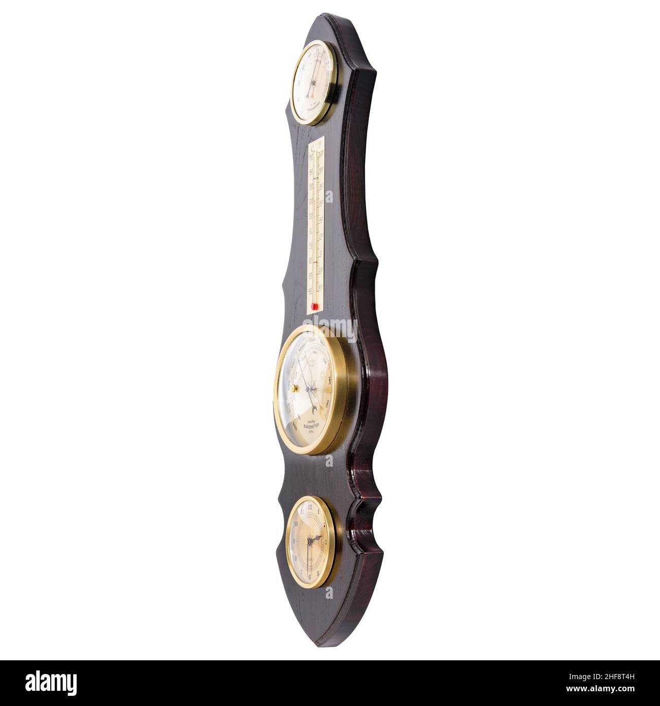 Vintage-Holzuhr mit Barometer und Thermometer im alten Marinestil auf weißem Hintergrund. Wanddekor für den Innenraum. Stockfoto