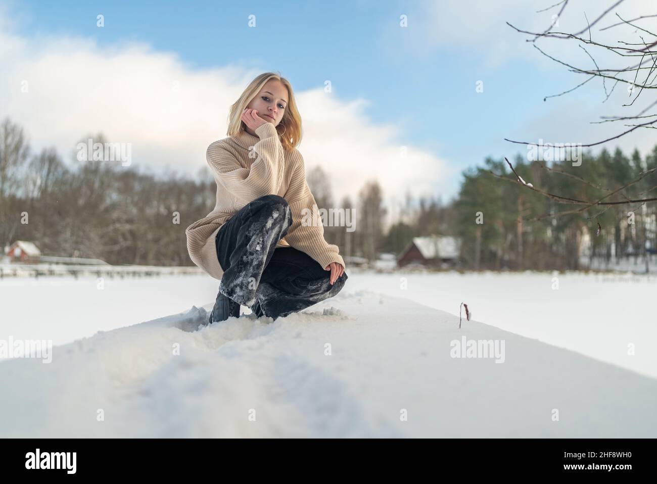 Portrait Mädchen Teenager blond Winter auf dem Hintergrund von schneebedeckten Bäumen. Stockfoto