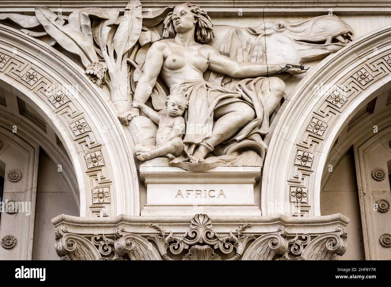 Mutter Afrikamit Kind und einem Nilpferd - in Stein gemeißelt Stockfoto