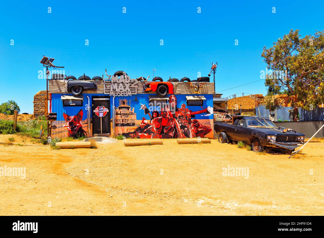 Silverton, Australien - 27. Dezember 2021: Unversiegelte Straße auf einer Straße in der Stadt Silverton in der Nähe der historischen Stätte Silverton Mad Max 2 Stockfoto
