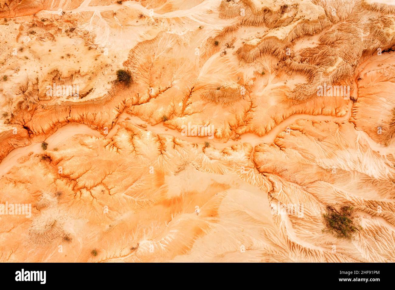 Erodiertes, trockenes Lake Mungo-Bett im australischen Outback-Nationalpark - Sandstein- und Tonbildung nach Wind- und Wassererosion in der Luft von oben nach unten. Stockfoto