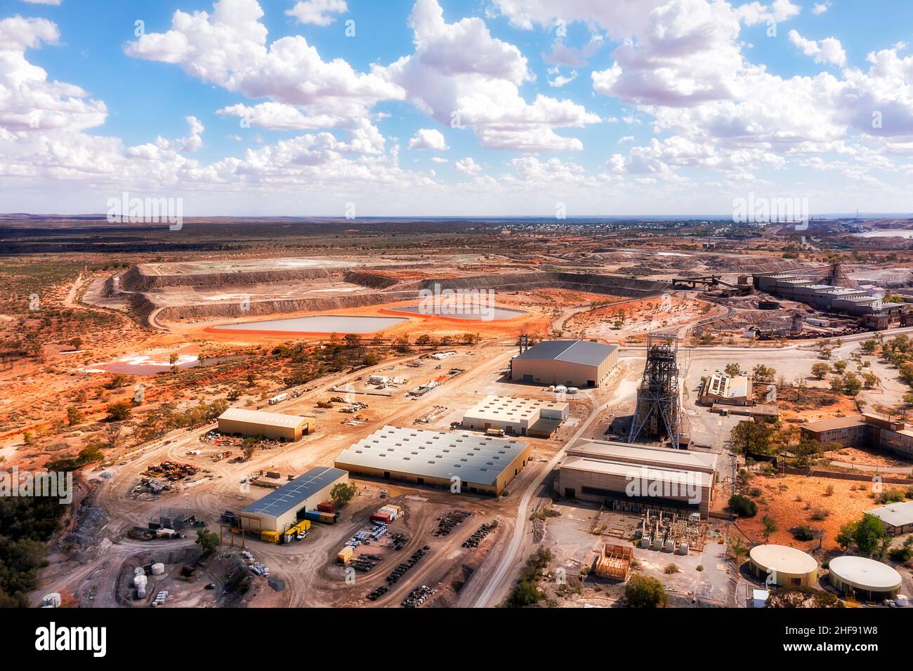 Broken Hill Mining Town im äußersten Westen von Australian NSW - Luftbild über industrieller Tagebaumine. Stockfoto