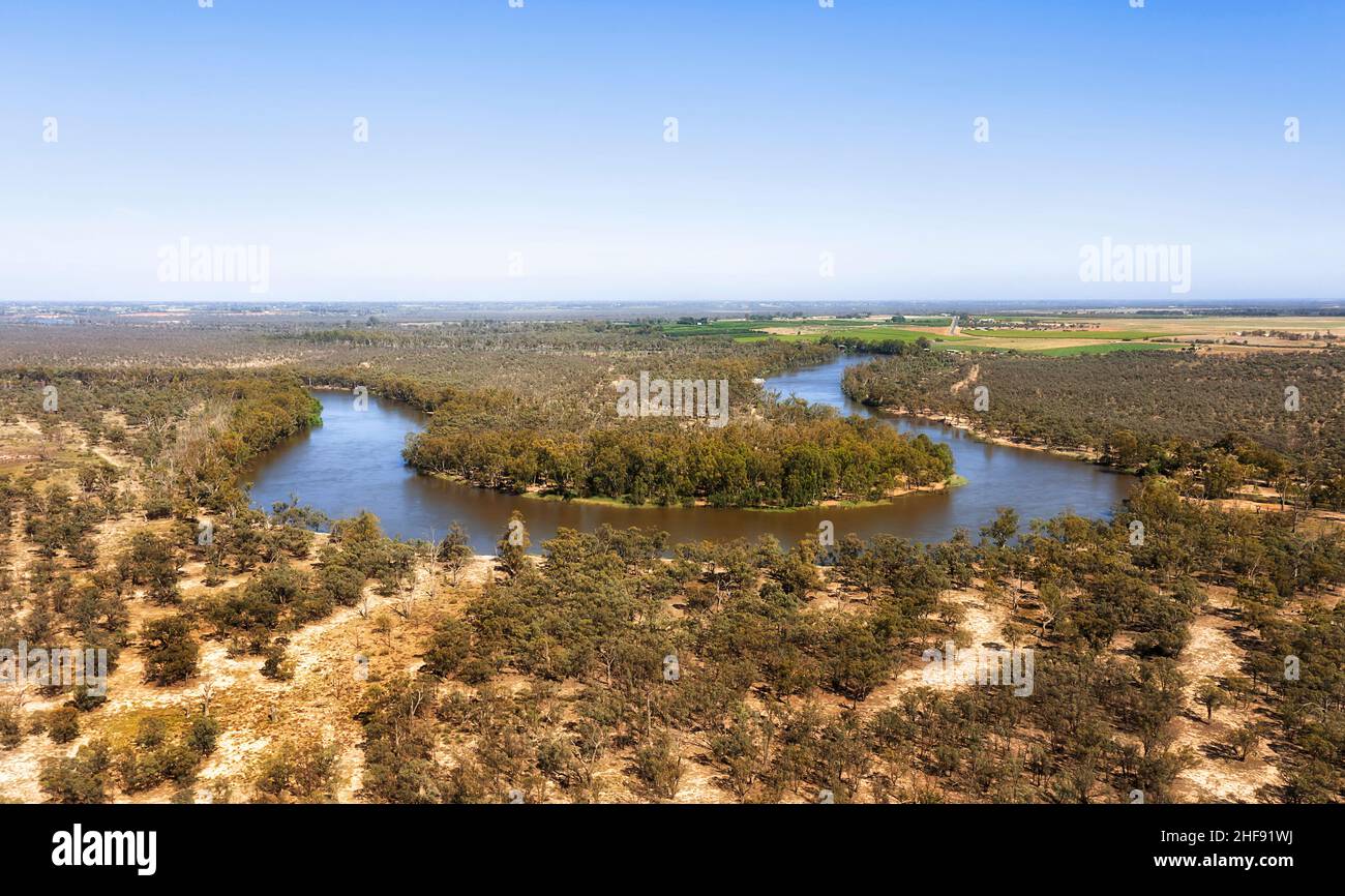 Loop of River Stream turns on plains between NSW and Victoria States in Australia - Luftaufnahme von Riverina. Stockfoto
