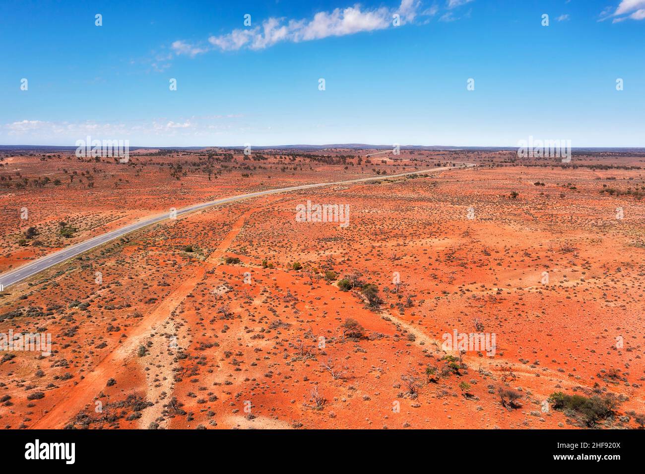 Luftaufnahme entlang des Barrier Highway im australischen roten Boden Outback zum Broken Hill. Stockfoto