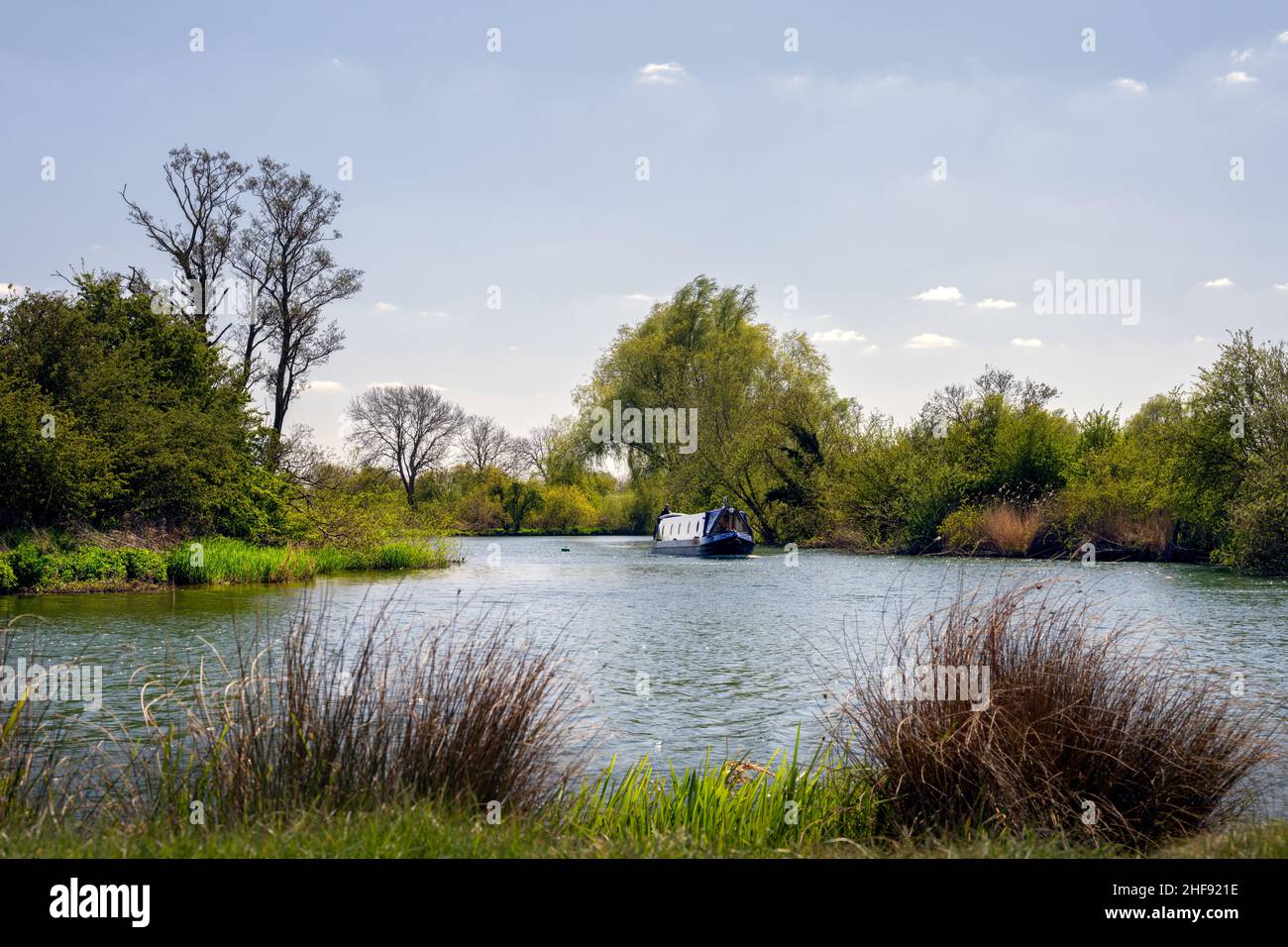 OXFORDSHIRE, ENGLAND - 25th. APRIL 2021: Spaziergang entlang der Themse an einem sonnigen Frühlingstag, ein Flachboot Stockfoto
