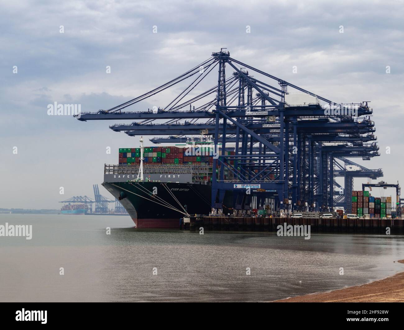 Immergrüne Containerschiffe ‘ever Gifted’ werden in Felixstowe, Großbritannien, verladen Stockfoto