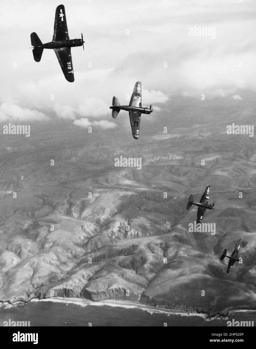 SB2C-5 HELLDIVERS Rollen in Tauchgänge während des Trainings im Jahr 1947. Stockfoto