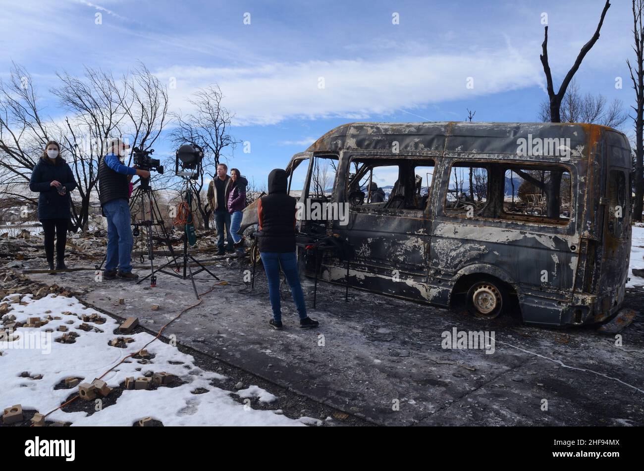 Die Marshall Fire Victims Nathan und Cheryl Ruff bereiten sich darauf vor, von der CBS-Korrespondentin Janet Shamlian in ihrem Haus in Superior CO. Interviewt zu werden Stockfoto