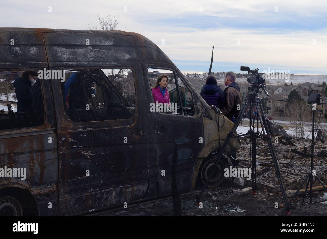 Die Marshall Fire Victims Nathan und Cheryl Ruff werden von der CBS-Korrespondentin Janet Shamlian in ihrem zerstörten Haus in Superior CO interviewt Stockfoto