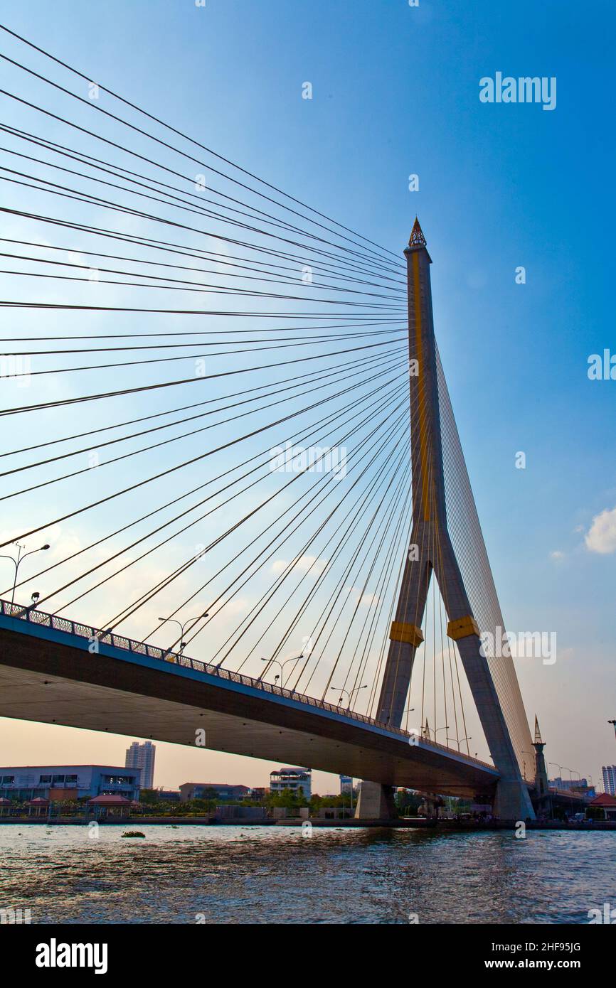 Die Brücke Rama 8 in Bangkok überspannt den Fluss Mae Nam Chao Phraya Stockfoto