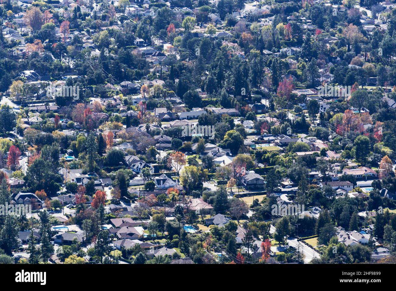 Blick auf die Viertel La Canada Flintridge in der Nähe von Glendale und Los Angeles, Kalifornien. Foto vom Lukens-Berg in den San Gabriel Mountains. Stockfoto