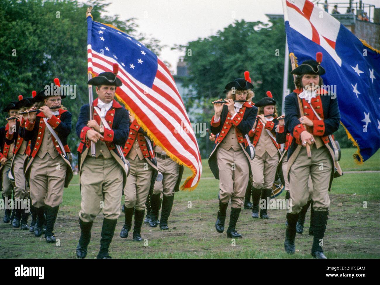 Uniformierte Freiwillige Schauspieler inszenieren am ursprünglichen Standort in Charlestown, MA, eine Nachstellung der Schlacht der amerikanischen Revolution am Bunker Hill. Stockfoto