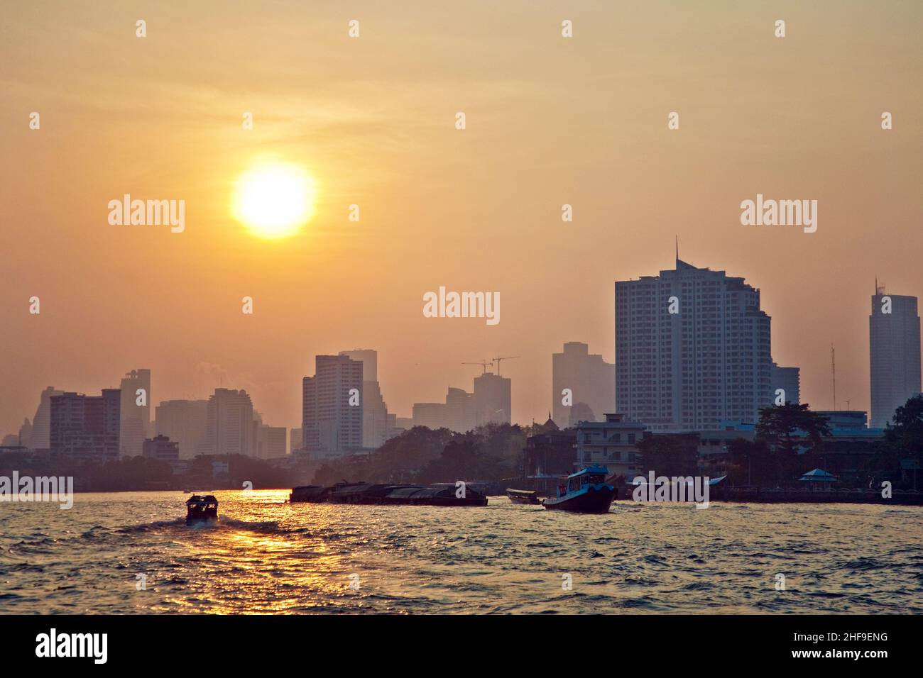 Fluss Mae Nam Chao Phraya in Bangkok mit Panorama und Wolkenkratzer im Morgenlicht Stockfoto