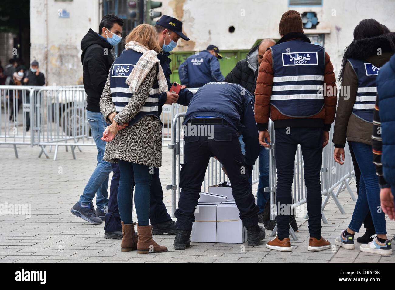 Tunis, Tunesien. 31st. Mai 2020. Während der Demonstration durchsuchten Polizeibeamte Gegenstände von Tunesiern. Die tunesische Polizei setzte Tränengas gegen Hunderte von Demonstranten ein, die einem Versammlungsverbot trotzten, um gegen den Machtantritt von Präsident Kais Saied im Juli zu protestieren. Das Land feiert 11 Jahre seit dem Sturz des Diktators Zine El Abidine Ben Ali. Kredit: SOPA Images Limited/Alamy Live Nachrichten Stockfoto