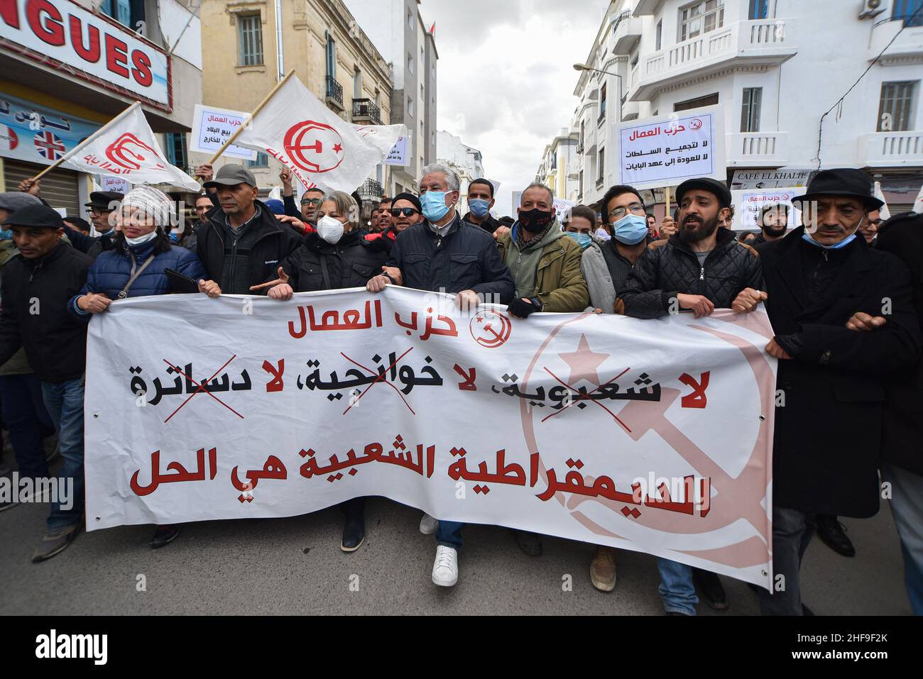 Tunis, Tunesien. 14th Januar 2022. Die Generalsekretärin der Labour Party, Hamma Hammami, nimmt an der Demonstration Teil. Die tunesische Polizei setzte Tränengas gegen Hunderte von Demonstranten ein, die einem Versammlungsverbot trotzten, um gegen den Machtantritt von Präsident Kais Saied im Juli zu protestieren. Das Land feiert 11 Jahre seit dem Sturz des Diktators Zine El Abidine Ben Ali. (Foto von Jdidi Wassim/SOPA Images/Sipa USA) Quelle: SIPA USA/Alamy Live News Stockfoto