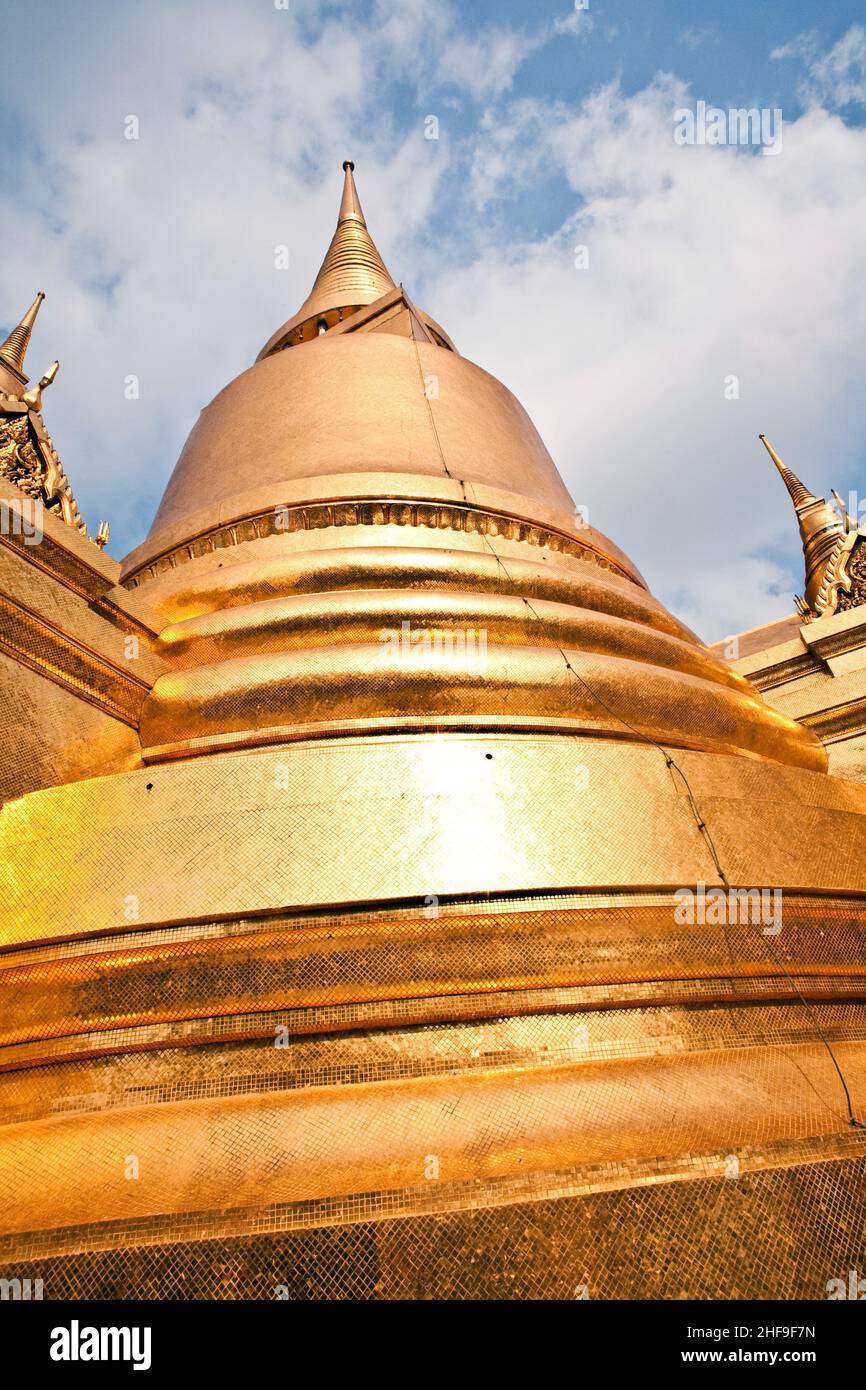 Berühmter Tempel Phra Sri Rattana Chedi mit Gold bedeckt im inneren Großen Palast Stockfoto