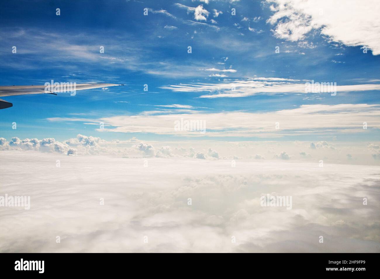 Wunderschöne Wolken am blauen Himmel Stockfoto