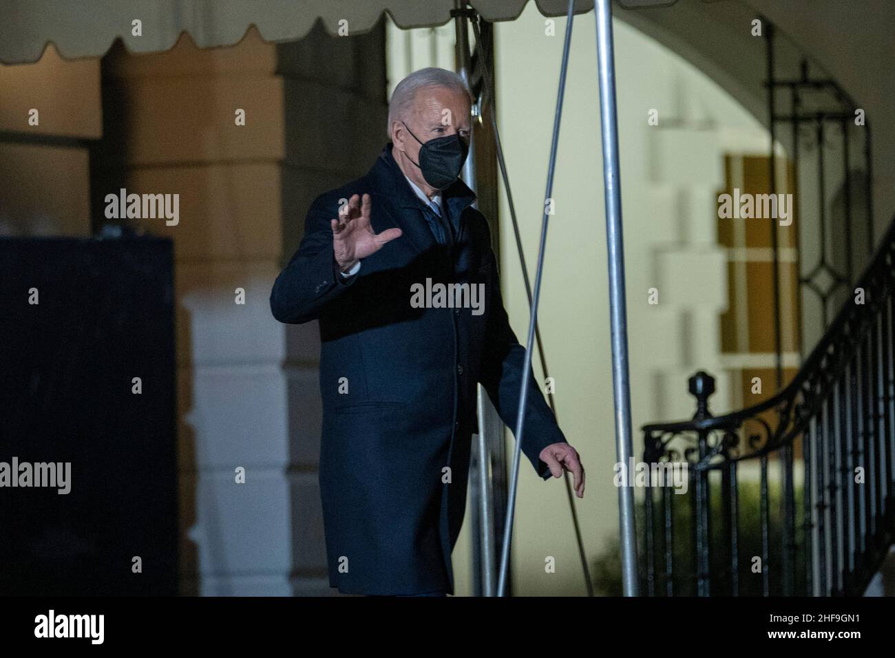 Der Präsident der Vereinigten Staaten, Joe Biden, winkt der Presse zu, als er sich auf dem South Lawn des Weißen Hauses auf seinem Weg nach Delaware am Freitag, dem 14. Januar 2022, im Weißen Haus in Washington, DC, an Bord von Marine One vorstellt. Kredit: Ken Cedeno/Pool über CNP Stockfoto