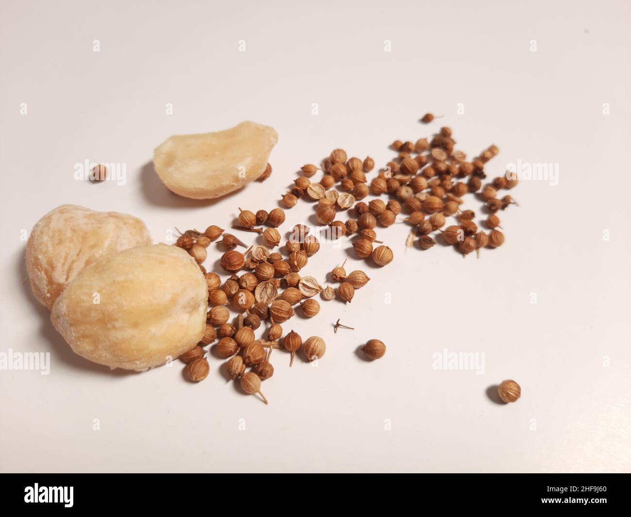 candlenut und Koriander sind zwei Arten von Kochgewürzen Stockfoto