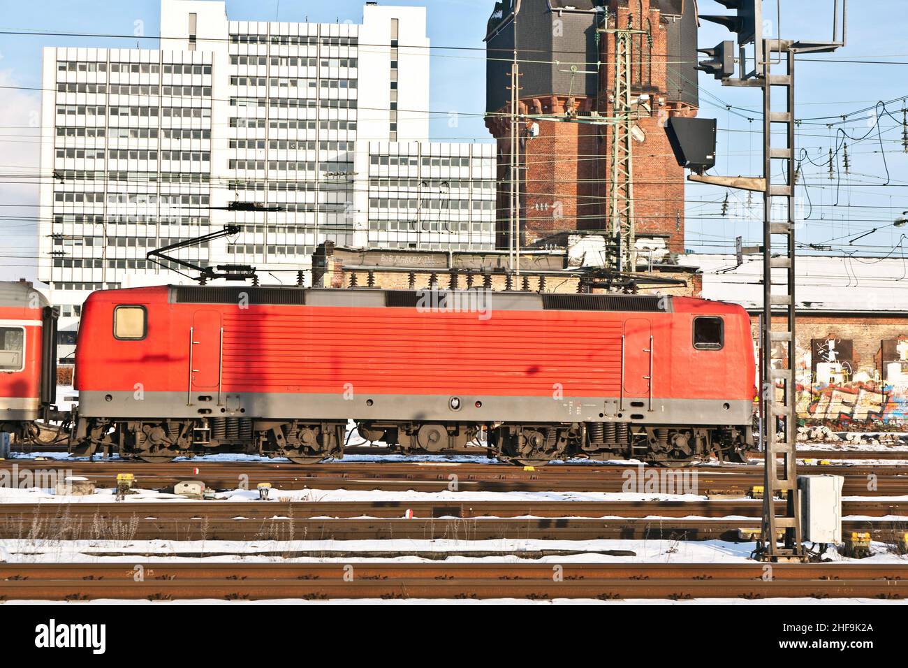 Rote Eisenbahn in Bewegung im Bahnhof Stockfoto