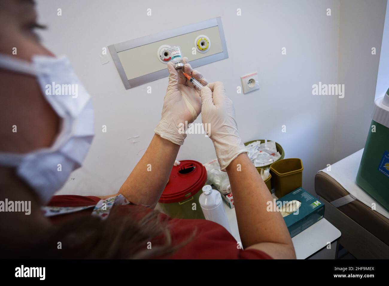 Ankara, Türkei. 14th Januar 2022. Eine Krankenschwester bereitet während der Covid-19-Impfoperation im Stadtkrankenhaus von Ankara eine Dosis Turkovac-Impfstoff vor. TURKOVAC ist ein inaktiver Typ eines COVID-19-Impfstoffs, der vom türkischen Gesundheitsministerium und der Erciyes-Universität entwickelt wurde. Mit der Genehmigung für den Einsatz in Notfällen des Gesundheitsministeriums der Republik Türkei begann die weit verbreitete Anwendung in großen Krankenhäusern des Landes. (Foto von Tunahan Turhan/SOPA Images/Sipa USA) Quelle: SIPA USA/Alamy Live News Stockfoto