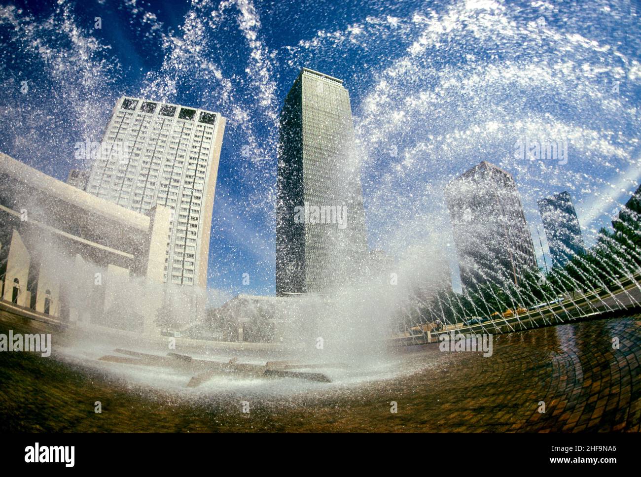 Das Spray aus dem Brunnen des Christian Science Center umrahmt das Sheraton Boston Hotel und das Bürogebäude des Prudential Center im Viertel Back Bay Stockfoto