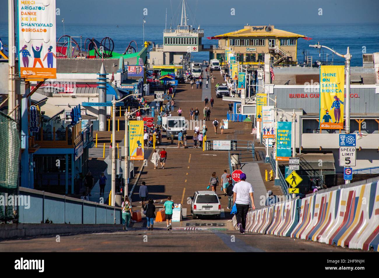 Am frühen Samstagmorgen am Santa Monica Pier versorgen Deliverymen lokale Händler, wenn frühe Touristengruppen ankommen. Stockfoto